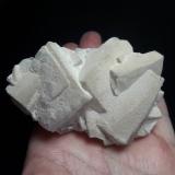 CalcitaPedrera Berta, Turó de Can Domènech, Serra de Roques Blanques, Sant Cugat del Vallès-El Papiol, Comarca Vallès Occidental / Baix Llobregat, Barcelona, Cataluña / Catalunya, España9 x 8 x 5 cm. (Autor: karbu8)