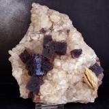 Fluorita, Cuarzo<br />La Cabaña, Valdelmar, zona minera de Berbes, Berbes, Ribadesella, Comarca Oriente, Principado de Asturias (Asturias), España<br />15 x 15 cm<br /> (Autor: Pedro Antonio)