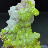 Piromorfita, Cuarzo<br />Mina Daoping, Gongcheng, Prefectura Guilin, Región Autónoma Guangxi Zhuang, China<br />6,7 x 4,8 cm.<br /> (Autor: Xavier Bordas)