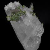 Quartz, Uvite, MagnesitePozo Pomba, Serra das Éguas, Brumado, Bahia, Región Nordeste, Brasil13.8 x 6.0 cm (Author: am mizunaka)