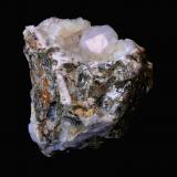 Analcima sobre CalcitaRambla de Los Lobos, Alamedilla, Comarca Los Montes, Granada, Andalucía, EspañaPieza de 5.5x5.1cm y cristal de 1.7x1.4cm (Autor: DAni)