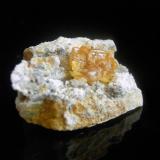 WulfenitaMina San Hipólito, Oria, Comarca Valle del Almanzora, Almería, Andalucía, EspañaPieza de 3.3x2.3cm. Grupo 1.4cm. Cristal mayor 1cm. (Autor: DAni)
