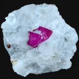 Corindón (variedad rubí), Calcita<br />Valle Hunza, Gilgit-Baltistan (Áreas del Norte), Paquistán<br />3,1 x 3,0 cm.<br /> (Autor: Xavier bordas)
