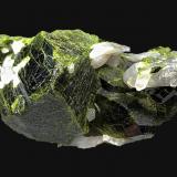 Epidota, Cuarzo<br />Mina Aguablanca, Monesterio, Comarca Tentudía, Badajoz, Extremadura, España<br />7,5 x 5,8 cm.<br /> (Autor: Xavier bordas)