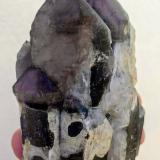 Cuarzo (variedad amatista), Cuarzo (variedad ahumado), Microclina<br />Cantera Soliva (Cantera trabajos del AVE), Can Sala, Riudarenes, Comarca La Selva, Gerona / Girona, Cataluña / Catalunya, España<br />11,5 x 6,0 cm.<br /> (Autor: Carles)