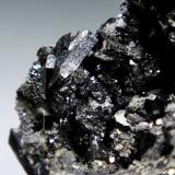 Allanita-(La)Nueva Vizcaya Mine, Los Calvitos property, Burguillos del Cerro, Comarca Zafra-Río Bodión, Badajoz, Extremadura, SpainCristal mayor 1 cm. (Autor: Antonio P. López)