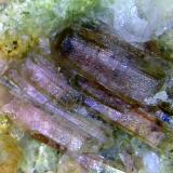 Piemontita<br />Grieta de Diopsidos (Schwarzenstein), Macizo Ochsner-Rotkopf, Zemmgrund, Valle Ziller (Zillertal), Tirol Norte, Tirol, Austria<br />Cristal de 4 mm.<br /> (Autor: Antonio P. López)