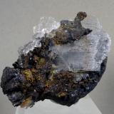 Yeso, Celestina, Siderita y GoethitaMina Quien Tal Pensara (Mina Rica), El Pilar de Jaravía, Pulpí, Comarca Levante Almeriense, Almería, Andalucía, EspañaMedida: 6,4 x 5,0 x 2,4 cms (Autor: Joan Martinez Bruguera)
