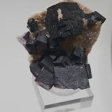 Fluorite, Quartz<br />Highway #17 roadcut, Rossport, Thunder Bay District, Ontario, Canada<br />4 x 4.5 cm<br /> (Author: Richard Arseneau)