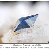 Anatase on AlbiteL'Homme de Beurre, Macizo La Lauzière, Saint-Jean-de-Maurienne, Saboya, Auvergne-Rhône-Alpes, Franciafov 4.0 mm (Author: ploum)