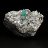Beryl (variety emerald), Calcite, PyriteMuzo (distrito minero), Cinturón Esmeraldífero Occidental, Departamento Boyacá, Colombia64x44x56mm, xl=12x5mm (Author: Fiebre Verde)