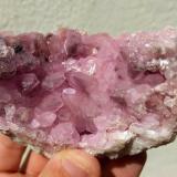 Calcita (variedad calcita cobaltífera)<br />Mina Oumlil, Oumlil, distrito minero Bou Azzer, Provincia Zagora, Región Drâa-Tafilalet, Marruecos<br />10,0 x 5,5 cm.<br /> (Autor: Carles)