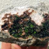 Goethita, Conichalcita, Cuarzo<br />Mina Aghbar (Mina Arhbar), Distrito minero Bou Azzer, Provincia Zagora, Región Drâa-Tafilalet, Marruecos<br />9,7 x 6,7 cm.<br /> (Autor: carles)