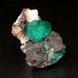 Beryl (variety emerald), Calcite, Quartz<br />Coscuez mining district, El Amarillal Mine, Municipio San Pablo de Borbur, Western Emerald Belt, Boyacá Department, Colombia<br />29 mm x 16 mm x 17 mm, main xl=8 mm x 10 mm<br /> (Author: Fiebre Verde)