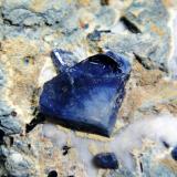 BenitoitaMina California State Gem (Benitoite Gem Mine), Zona San Benito River headwaters, Pico Santa Rita, Distrito New Idria, Condado San Benito, California, USACristal de 13 mm. (Autor: Antonio P. López)