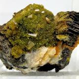 Mimetita, Wulfenita<br />Mina Atrevida, Vimbodí i Poblet, Comarca Conca de Barberà, Tarragona, Cataluña / Catalunya, España<br />3x2,8cm<br /> (Autor: Adri Rodríguez)