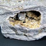 Osumilita<br />Obsidian Cliffs, North Sister Mountain, McKenzie Pass, Lane County, Oregon, USA<br />6 x 4 cm.<br /> (Autor: Antonio P. López)