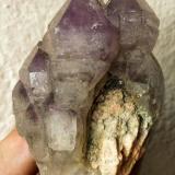 Cuarzo (variedad amatista)<br />Cantera Soliva (Cantera trabajos del AVE), Can Sala, Riudarenes, Comarca La Selva, Gerona / Girona, Cataluña / Catalunya, España<br />5,0 x 8,0 cm.<br /> (Autor: Carles)