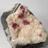 Cinabrio, Dolomita<br />Mina Chatian, Distrito Chatian, Fenghuang, Prefectura Autónoma Xiangxi,  Provincia Hunan, China<br />96 mm x 69 mm<br /> (Autor: Sante Celiberti)