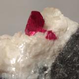 Cinabrio<br />Mina Chatian, Distrito Chatian, Fenghuang, Prefectura Autónoma Xiangxi,  Provincia Hunan, China<br />68,5 mmx 24 mm<br /> (Autor: Sante Celiberti)