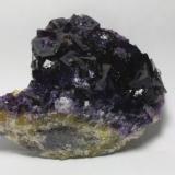 Fluorita<br />Mina Moscona, El Llano, Solís, Corvera de Asturias, Comarca Avilés, Principado de Asturias (Asturias), España<br />6x5 cm, cristales 14mm<br /> (Autor: Nieves)