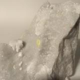 Azufre y Dolomita sobre mármol<br />Cantera Gioia, Casette, Massa, Alpes Apuanos, Provincia Massa-Carrara, Toscana, Italia<br />95 x 85 mm<br /> (Autor: Sante Celiberti)