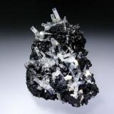 Berilo (variedad aguamarina) en Schorlo (Chorlo)Monte Erongo, Usakos, Región Erongo, Namibia8 x 6 cm. (Autor: Antonio P. López)