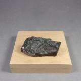 Vaesita<br />Mina Shinkolobwe (Mina Kasolo), Shinkolobwe, Cinturón de cobre de Katanga, Katanga (Shaba), República Democrática del Congo (Zaire)<br />4,3 × 2 × 1,6 cm.<br /> (Autor: J. G. Alcolea)