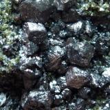 Magnetita, Clinocloro, Pirita, Actinolita y CalcitaLa Herrería Mine, Burguillos del Cerro, Comarca Zafra-Río Bodión, Badajoz, Extremadura, Spain7 x 4 cm. (Autor: javier ruiz martin)