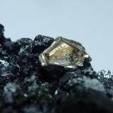 Magnetita, Clinocloro, Pirita, Actinolita y CalcitaLa Herrería Mine, Burguillos del Cerro, Comarca Zafra-Río Bodión, Badajoz, Extremadura, Spain7 x 4 cm. (Autor: javier ruiz martin)