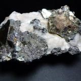 Clinocloro, Magnetita, Calcita, Pirita y ActinolitaMina La Herrería, Burguillos del Cerro, Comarca Zafra-Río Bodión, Badajoz, Extremadura, España11 x 6 cm. (Autor: javier ruiz martin)
