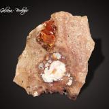 Opalo (variedad opalo de fuego)<br />Mina la Carbonera, La Trinidad, Municipio Tequisquiapan, Querétaro, México<br />67 x 80 x 32 mm.<br /> (Autor: Rafael Galiana)