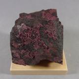 Cinabrio<br />Mina Idria, Idria, Municipio Idrija, Región Carniola Interior, Eslovenia<br />8,2 x 6,9 x 5,8 cm.<br /> (Autor: J. G. Alcolea)