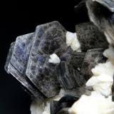 Moscovita y Albita<br />Minas Gerais, Brasil<br />Cristal de 4 cm.<br /> (Autor: Antonio P. López)