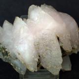 Calcita (variedad manganocalcita)<br />Unidad minera Pachapaqui, Pachapaqui, Distrito Aquia, Provincia Bolognesi, Departamento Ancash, Perú<br />9 x 7. cm<br /> (Autor: Pedro Antonio)