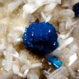 Cavansita y Stilbita-Ca (Estilbita-Ca)Canteras Wagholi, Wagholi, Distrito Pune (Distrito Poonah), Maharashtra, IndiaEsfera de 2 cm. (Autor: Antonio P. López)