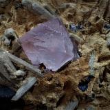 Fluorite, GenthelviteZona minera Huanggang, Hexigten Banner (Kèshíkèténg Qí), Chifeng (Ulanhad), Región Autónoma Mongolia Interior, China18 cm x 13.2 cm x 10.3 cm (Author: Don Lum)