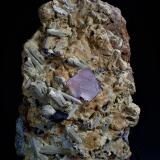 Fluorite, GenthelviteZona minera Huanggang, Hexigten Banner (Kèshíkèténg Qí), Chifeng (Ulanhad), Región Autónoma Mongolia Interior, China18 cm x 13.2 cm x 10.3 cm (Author: Don Lum)