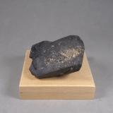 Rutilo (variedad strüverita)Pegmatita Ampangabé, Miandrarivo, Distrito Faratsiho, Región Vakinankaratra, Madagascar5,3 × 4,4 × 3 cm. (Autor: J. G. Alcolea)