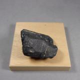 Rutilo (variedad strüverita)Pegmatita Ampangabé, Miandrarivo, Distrito Faratsiho, Región Vakinankaratra, Madagascar5,3 × 4,4 × 3 cm. (Autor: J. G. Alcolea)