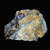 Monazita-(Ce)<br />Sierra Albarrana, Hornachuelos, Comarca Valle Medio del Guadalquivir, Córdoba, Andalucía, España<br />Cristal de 11x7 mm en matriz de pegmatita de 60x46x43 mm<br /> (Autor: Antonio Carmona)