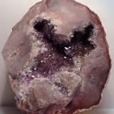 Cuarzo (variedad amatista)<br />Afloramientos de sílex, Los Pedreñales, Azaila, Comarca Bajo Martín, Teruel, Aragón, España<br />10 x 8 cm<br /> (Autor: Joan Niella)