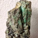 Berilo (variedad esmeralda), FlogopitaEmerald Deposit, A Franqueira, A Cañiza, Comarca Paradanta, Pontevedra, Galicia / Galiza, Spain6,0 x 9,3 cm. (Autor: Carles)