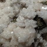 Chabazita<br />Túnel de la Mola, Sarroca de Bellera, Comarca Pallars Jussà, Lérida / Lleida, Cataluña / Catalunya, España<br />4 x 3 cm<br /> (Autor: Joan Niella)