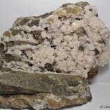 Chabazita<br />Túnel de la Mola, Sarroca de Bellera, Comarca Pallars Jussà, Lérida / Lleida, Cataluña / Catalunya, España<br />15 x 12 cm<br /> (Autor: Joan Niella)