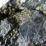 Galena, Pirita, CalcitaEl Cobre vein, El Cobre-Igualdad-Matacabras group of mines, Matacabras-Dehesa de las Yeguas, Bailén-Guarromán-Linares, Comarca Sierra Morena, Jaén, Andalusia, Spain7 x 6 cm. (Autor: javier ruiz martin)