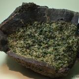 Olivino (Grupo)<br />Volcán del Puig de la Banya del Boc, Llorà, Sant Martí de Llémena, Comarca Gironès, Gerona / Girona, Cataluña / Catalunya, España<br />6 x 5 cm<br /> (Autor: Joan Niella)