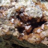Andradita (Grupo Granate)Mines de Can Montsant, Can Montsant (Massís del Montnegre), Hortsavinyà, Tordera, Comarca Maresme, Barcelona, Cataluña / Catalunya, España3 x 2 cm (Autor: Joan Niella)