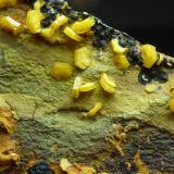 Mimetita, BeudantitaFilón Sur open pit, Minas de Tharsis, Tharsis, Alosno, Comarca El Andévalo, Huelva, Andalusia, Spain3 x 3 cm. (Autor: javier ruiz martin)