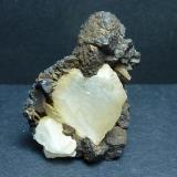 Djurleíta, CalcitaMina Las Cruces, Gerena-Guillena-Salteras, Comarca Sierra Norte, Sevilla, Andalucía, España4 x 2,5 cm. (Autor: javier ruiz martin)